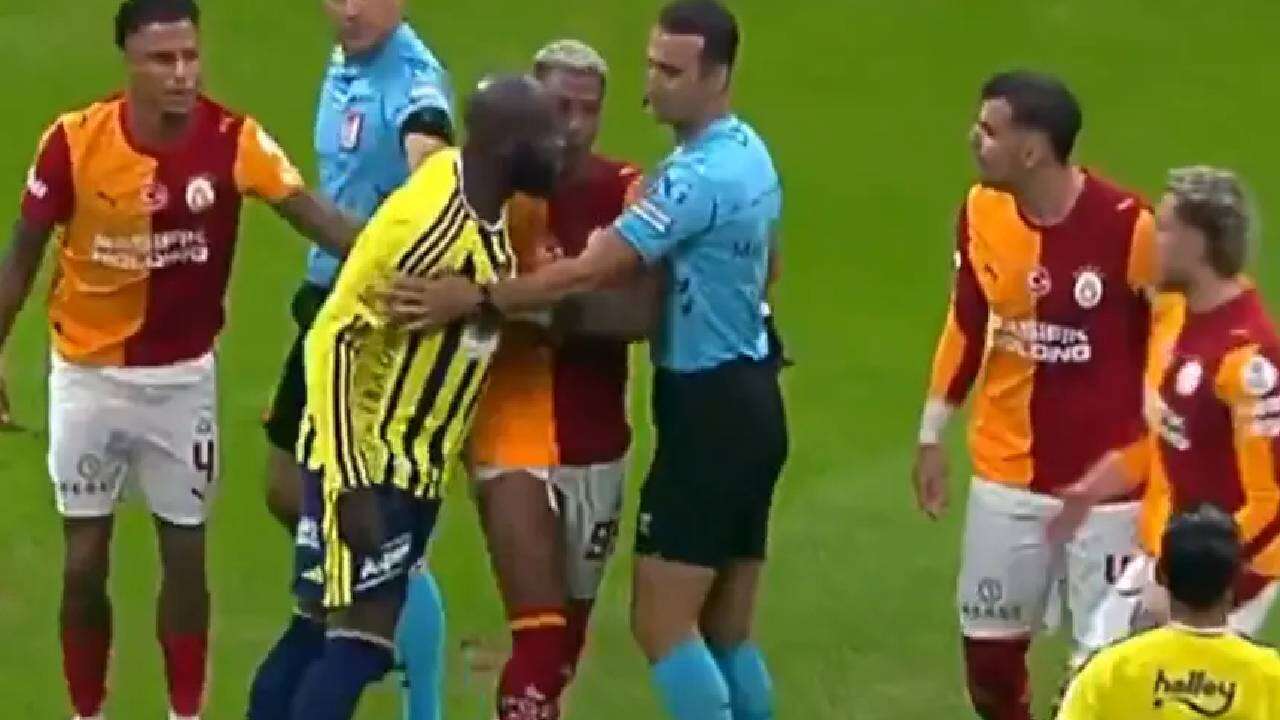 Fenerbahçe'de Mert Hakan Yandaş'ın polise yaptığı hareket sinirleri zıplattı: Canlı yayında bardağı kırdı, o ellerin kırılsın! 2